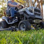 Murray MT100 42 in. 13.5 HP 500cc E1350 Series Briggs and Stratton Engine 6-Speed Manual Gas Riding Lawn Tractor Mower - Image 3